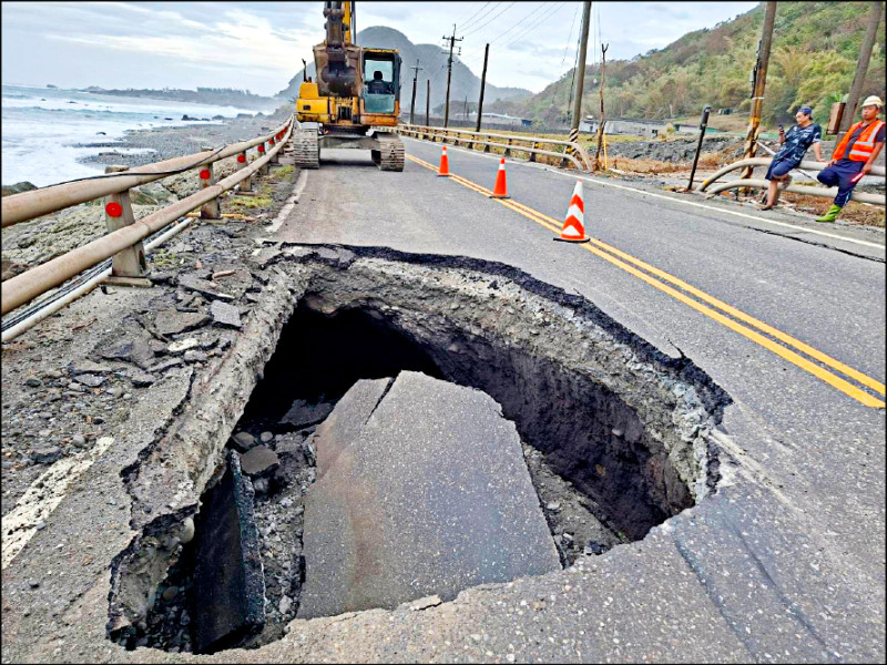 大浪掏空路基 花蓮台11線2車爆胎
