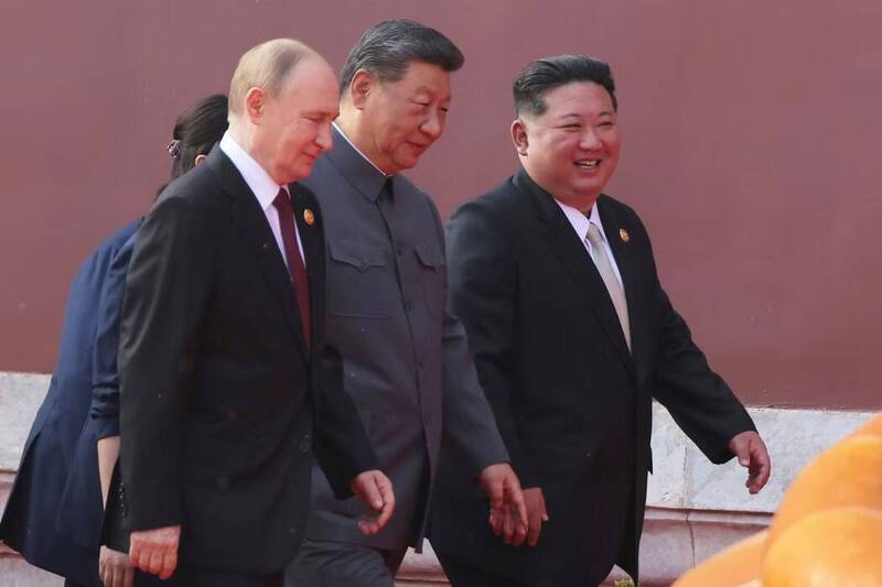 2025年9月3日，普廷（左）、習近平（中）與金正恩（右）在北京出席閱兵活動。據報導，普廷人稍早談及器官移植與延長壽命，習近平還提到人類未來可能活到150歲。（美聯社資料照）