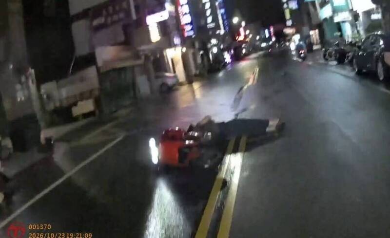 颱風夜男疑癲癇發作連人帶車倒臥路旁 警巡邏即刻救援