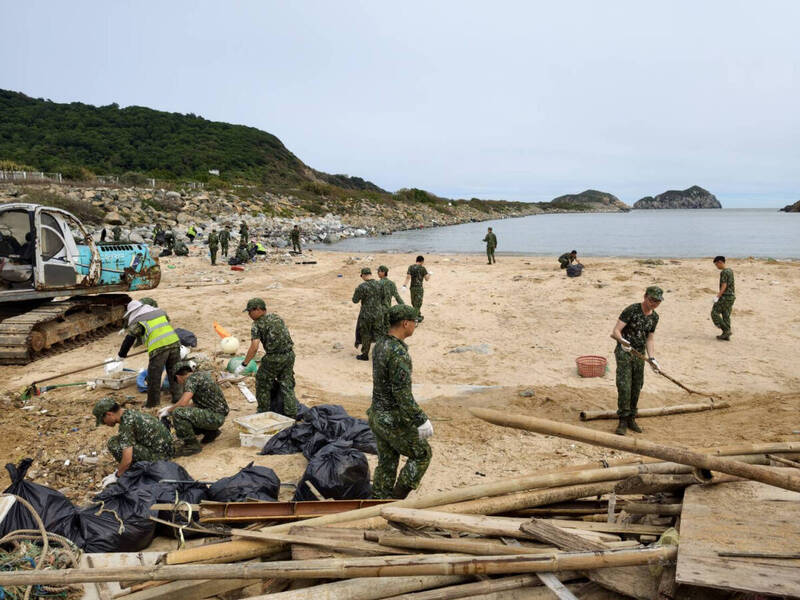 薔琵颱風遠離 北竿軍民攜手清運垃圾