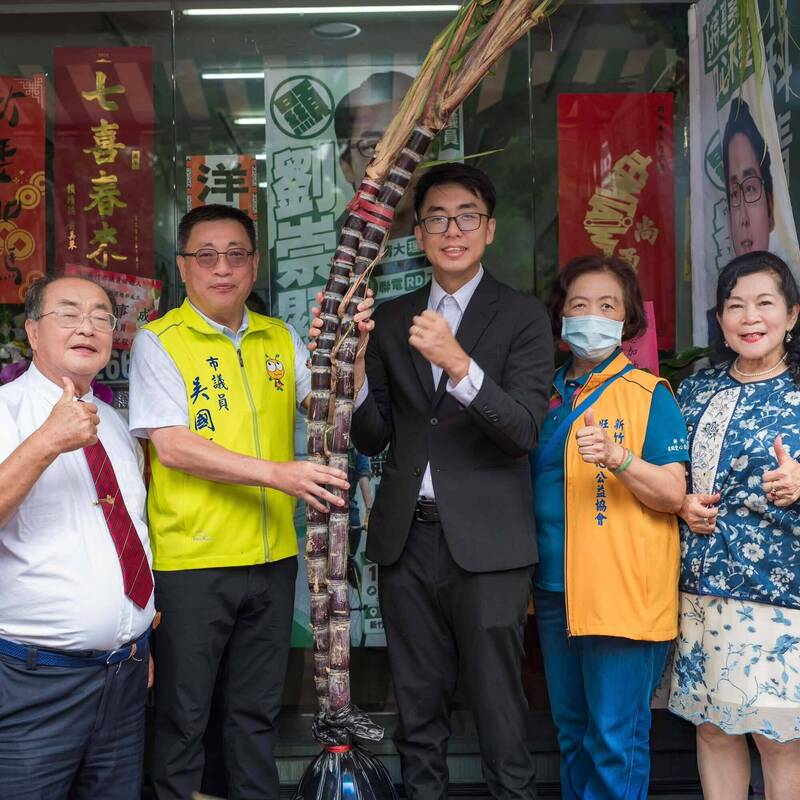 以8年經驗拚新竹市議員連任 竹科青年劉崇顯獲贈超大甘蔗