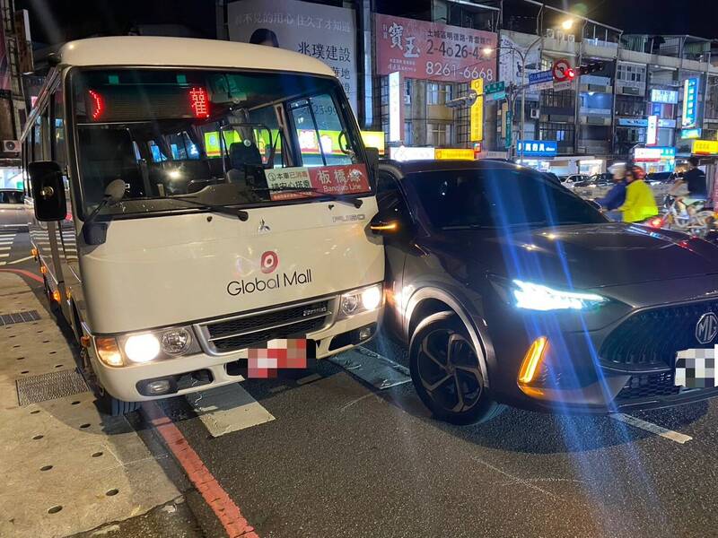 中和休旅車疑變換車道不慎 與接駁巴士碰撞18名乘客受驚
