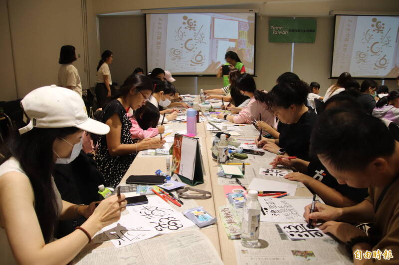 上百名親子今天響應民進黨竹北候選人曾聖凱的號召，自由發揮創意塗鴉。（記者黃美珠攝）