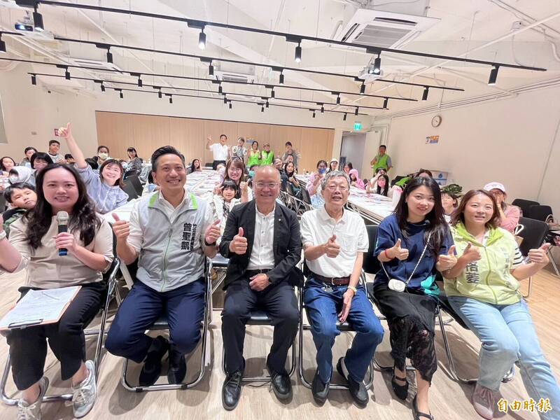 民進黨新竹縣竹北市長候選人曾聖凱（左２起依序往右）、信賴台灣之友會台灣總會長劉國隆、新竹縣信賴台灣之友會理事長蕭瑞明等，都到場跟竹北市的親子們一起塗鴉。（記者黃美珠攝）