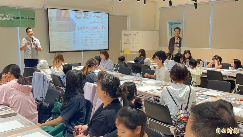 民進黨新竹縣竹北市長候選人曾聖凱（左立者）說，他希望打造竹北成為一間安全自由的大教室。（記者黃美珠攝）