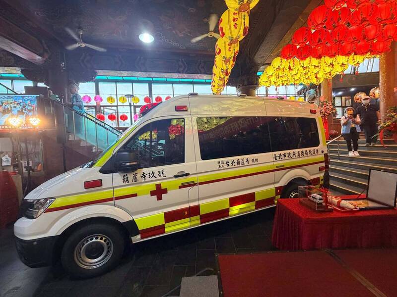 北市葫蘆寺力挺消防 今捐贈第8輛救護車