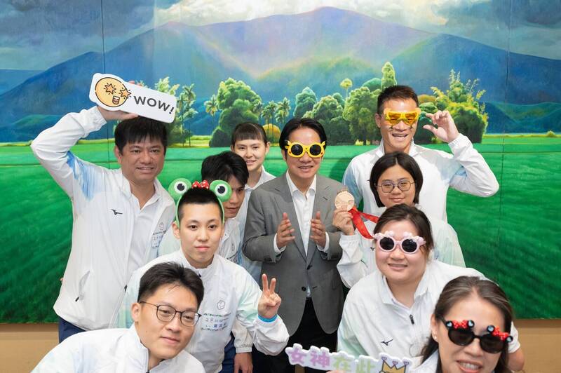 賴清德與選手們共同戴上造型墨鏡拍貼。（圖由總統府提供）