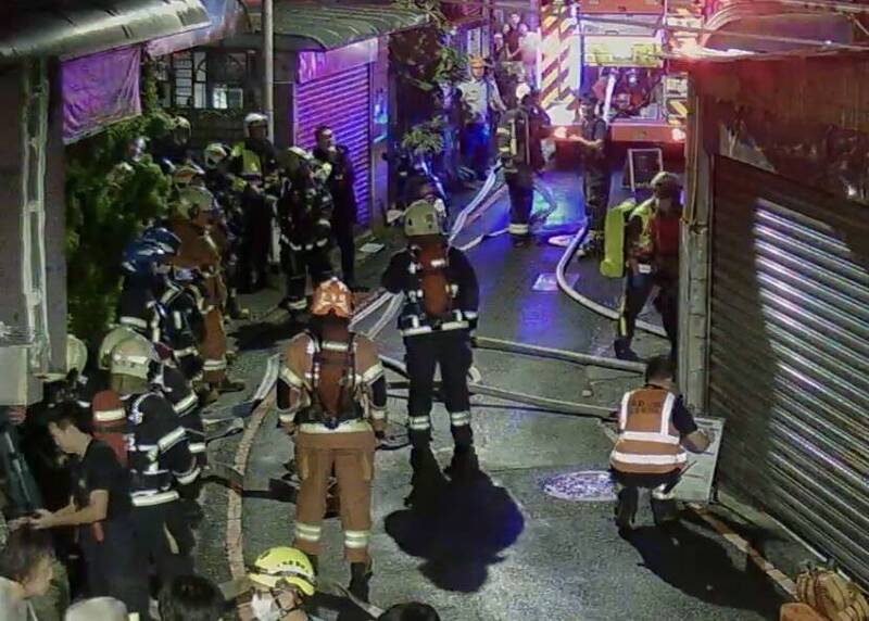 民宅熱水器掉落砸洗衣機起火竄濃煙 急疏散住戶