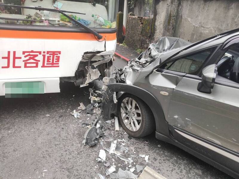 九份山路會車不慎 轎車迎面撞擊公車 駕駛送醫救治