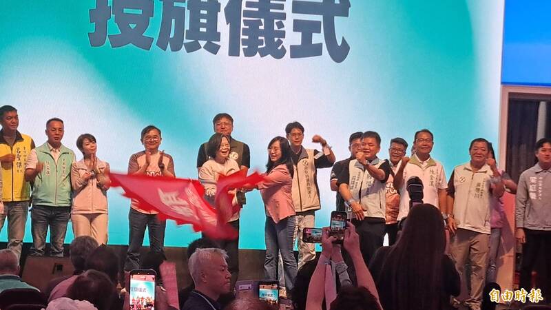 前總統蔡英文授戰旗給台東縣長候選人陳瑩。（記者黃明堂攝）