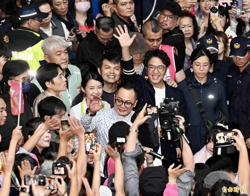 《圖輯》沈伯洋、童子瑋基隆開講車掃 人潮一如既往擠爆