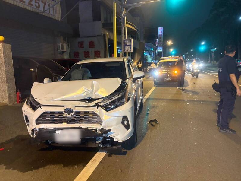 怎麼開的?台鐵高雄機廠前連撞7車 女駕駛頸椎骨折送醫