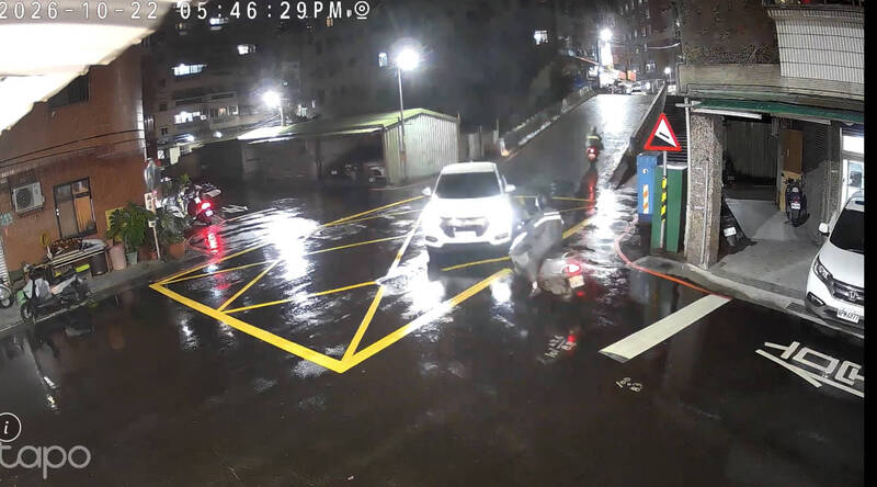 淡水轎車窄巷過彎逆撞7旬翁 人車倒地巨響嚇壞住戶