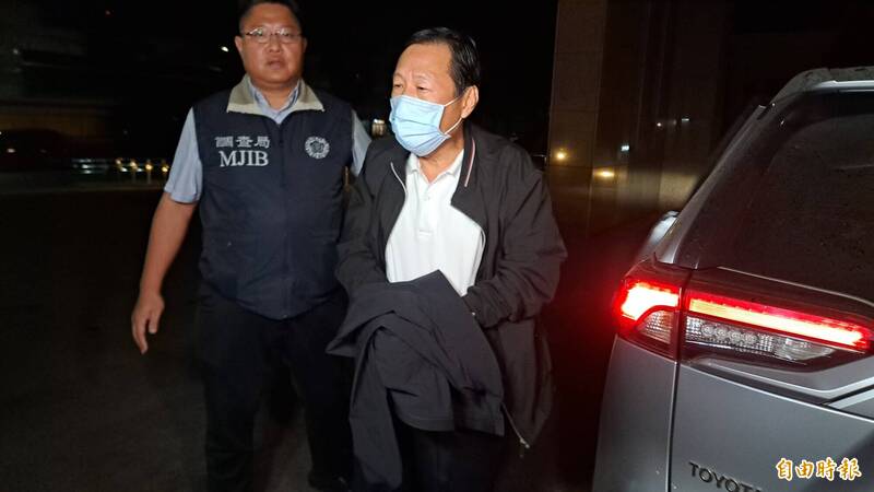 拘提回台東 前縣長吳俊立上銬狼狽喊:我就死在裡面!