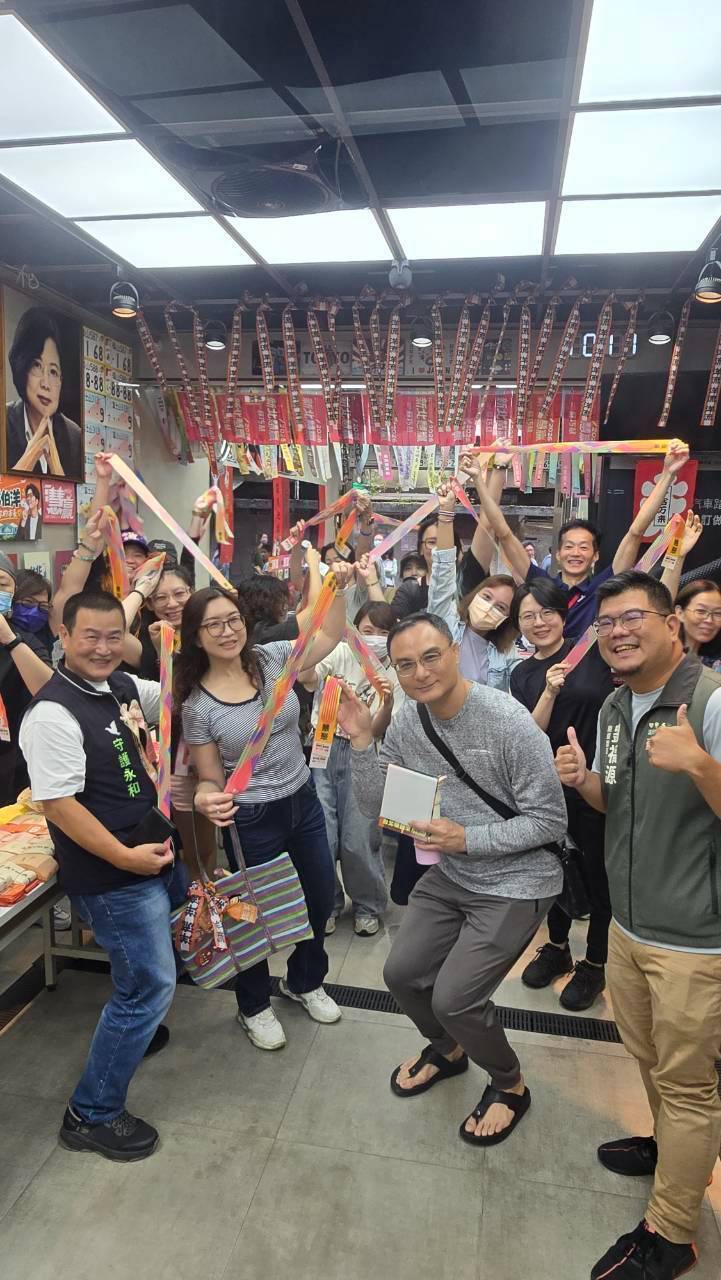 新北永和台派店家發放「洋流慧聚」飄帶 綠營選將羅文崇讚聲響應