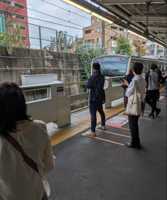 傻眼!日本橫濱列車開過頭140公尺 逾百名旅客無法上下車