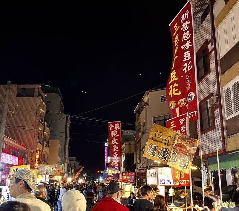 夜市牛排驚見「塑皮濃湯」 紙杯起泡照驚悚曝光 兩派網友吵翻