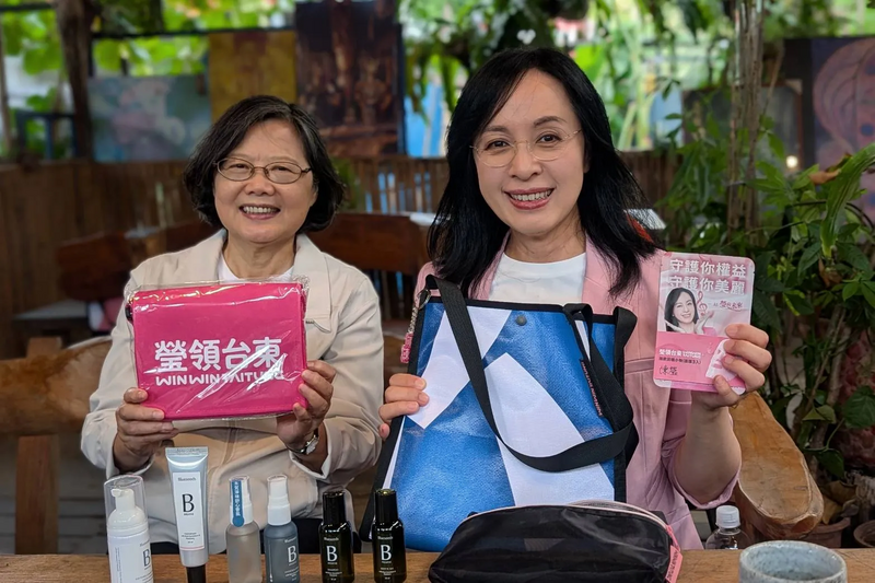 前總統蔡英文今(26)日飛往台東,為民進黨台東縣長候選人陳瑩授證。(圖擷取自@asenayig Threads)