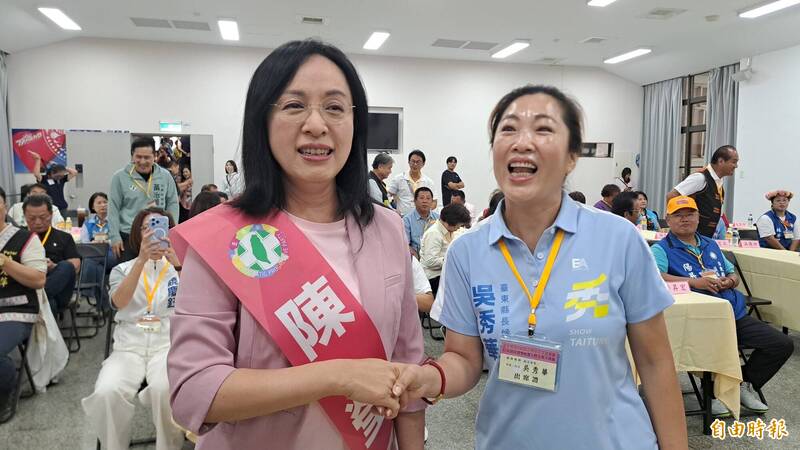 抽籤前，陳瑩與吳秀華握手先禮後兵。（記者黃明堂攝）