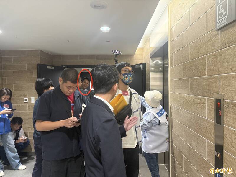 台北市選委會抽籤爆衝突!前民眾黨主任出腳意圖絆倒馬郁雯、堵電梯粗暴開砲苗博雅