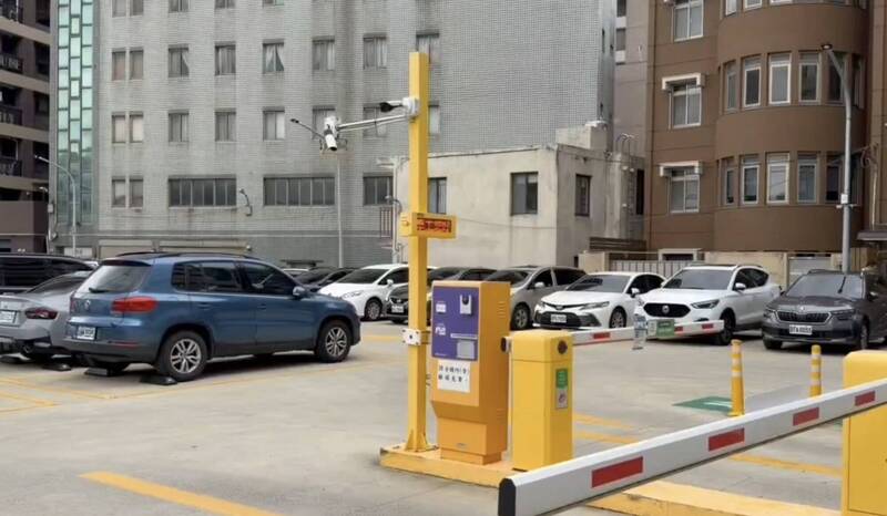 桃園男停車場鬼祟偷開車門 特斯拉哨兵模式「全都錄」