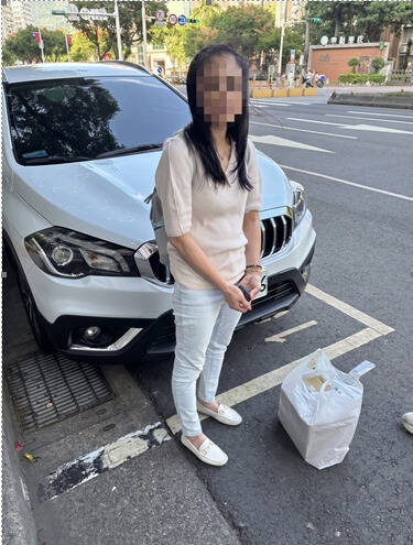 警方逮捕杨姓女车手。（记者王冠仁翻摄）