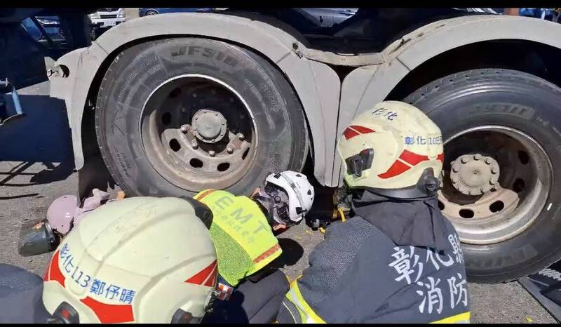 彰化市传出两死的车祸意外，夫妻骑机车双载与联结车发生碰撞，2人都压在车底。（民众提供）