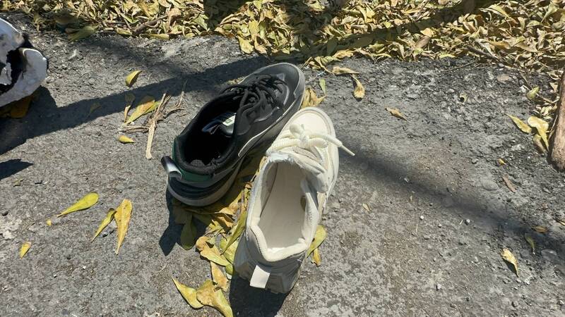 彰化市传出两死的车祸意外，夫妻骑机车双载与联结车发生碰撞丧命轮下，现场留下鞋子（民众提供））