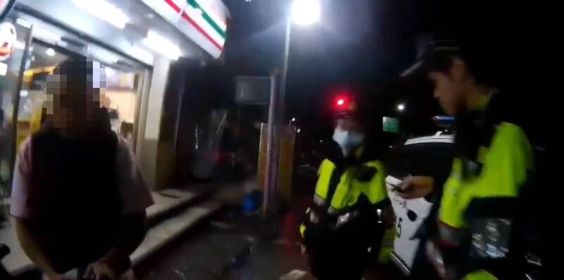 警方在超商前攔查逆向行駛的何姓男子。（記者吳昇儒翻攝）