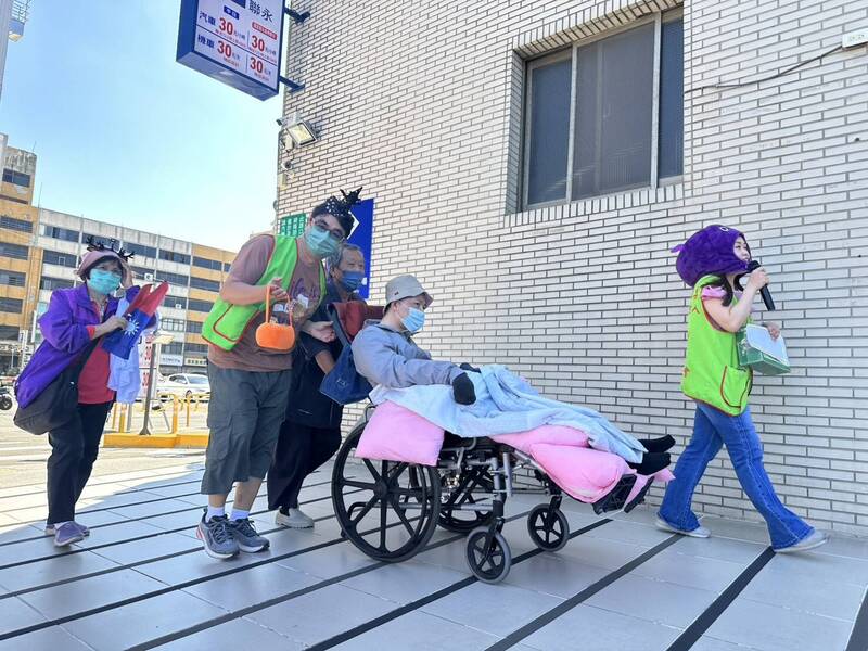 萬聖節將至，創世基金會苗栗院護理團隊今（27）日為院民換上應景服裝，走出院區。（圖由創世苗栗院提供）
