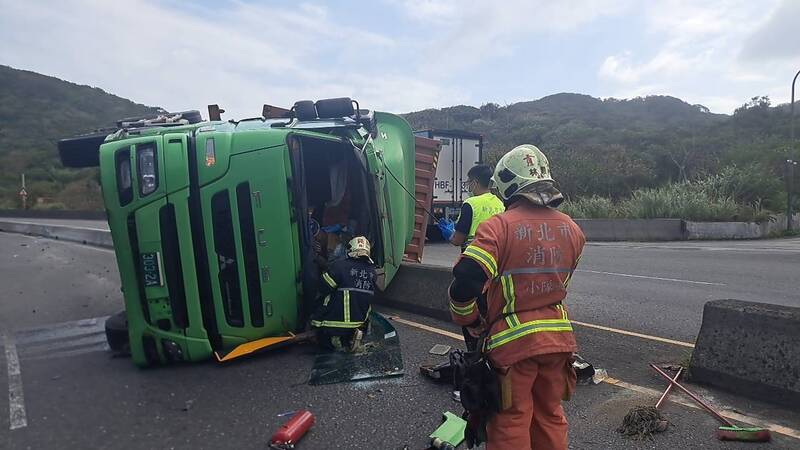 貨櫃車經濱海公路突翻覆 司機一度受困 四肢擦、挫傷送醫救治中