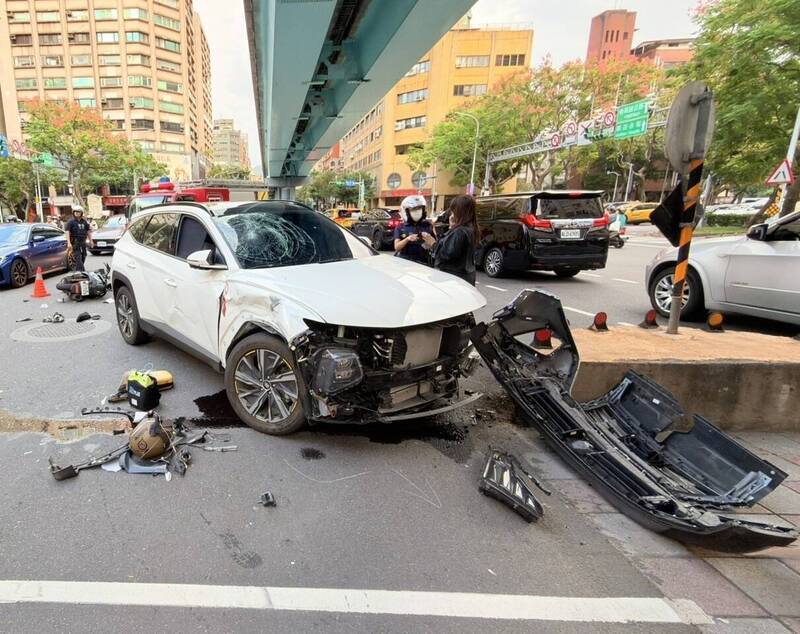 北市敦化南路、和平東路口嚴重車禍 騎士遭左轉休旅車撞擊命危