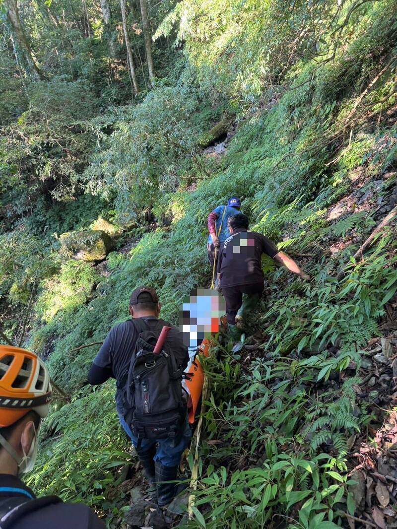 苗栗泰安山區驚見男屍 地勢陡峭警消歷時數小時將遺體搬運下山