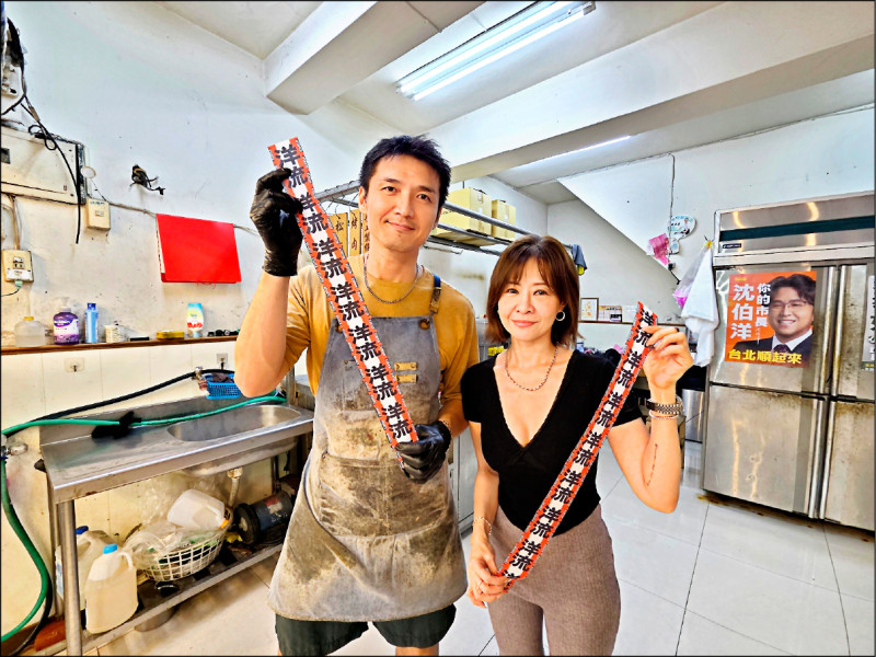 嘉義市豬肉攤「日日利商號」發放洋流飄帶已超過5000條。（記者王善嬿攝）