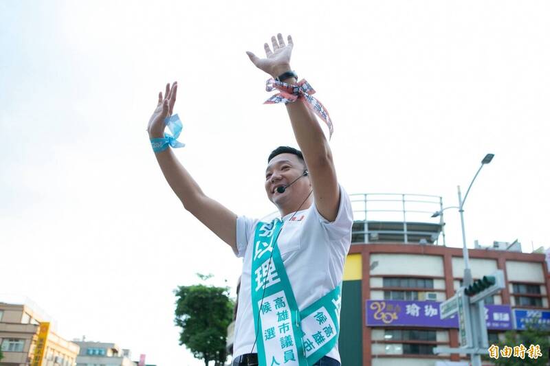 候選人抽籤突忘詞!張以理抽中8號大喊「八包煎餃拼到底」網笑翻