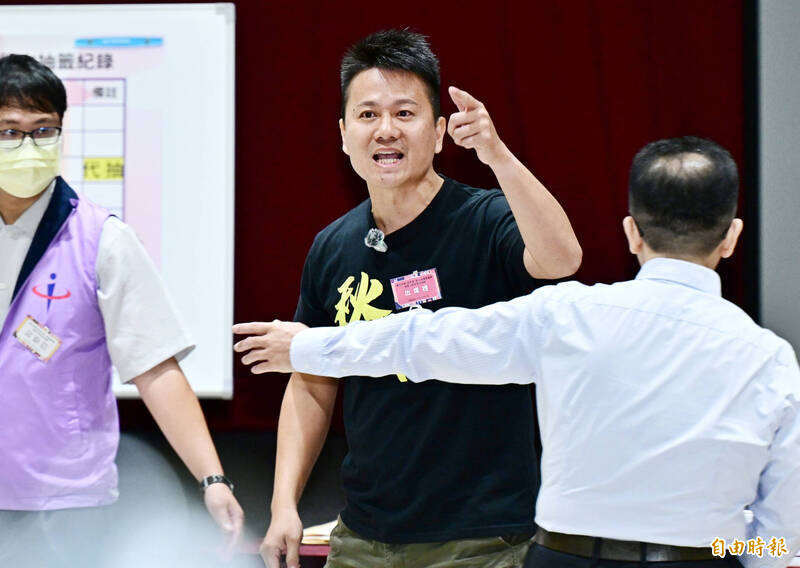 險遭前民眾黨主任伸腳絆倒! 馬郁雯揭統戰爭議、公布影片喊告