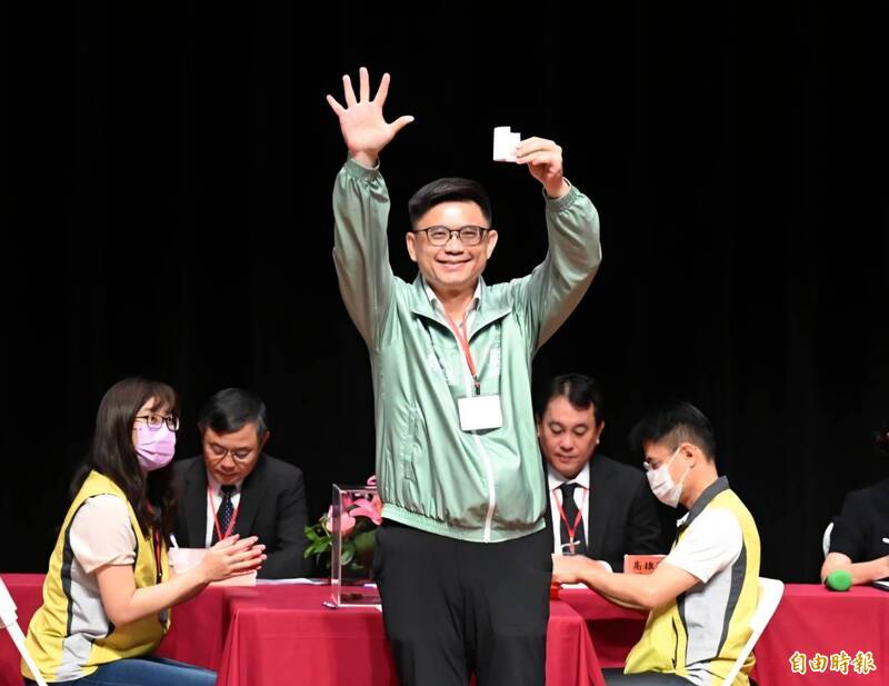 高雄市長選舉5位候選人號次出爐，民進黨候選人賴瑞隆抽中5號。（記者李惠洲攝）
