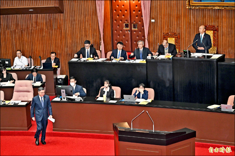 行政院長卓榮泰昨率相關部會首長報告「明年度中央政府總預算案」編製經過並備詢。（記者塗建榮攝）