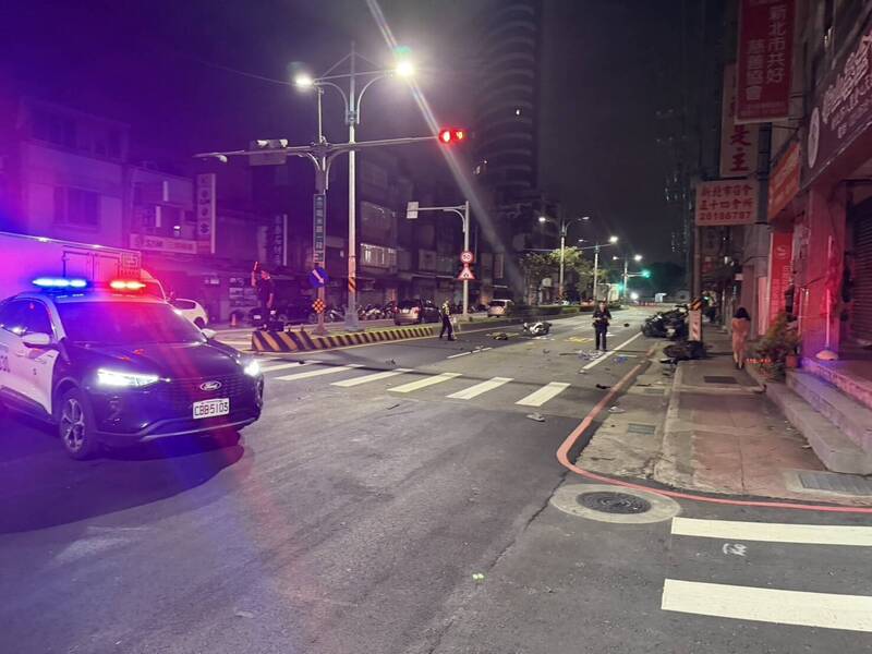 新北市八里區龍米路一段27日深夜傳出許姓男子騎乘機車疑似違規左轉，遭對向游男騎乘的直行機車高速撞上，許男失去呼吸心跳，游男腿部骨折送醫。（記者吳仁捷翻攝）
