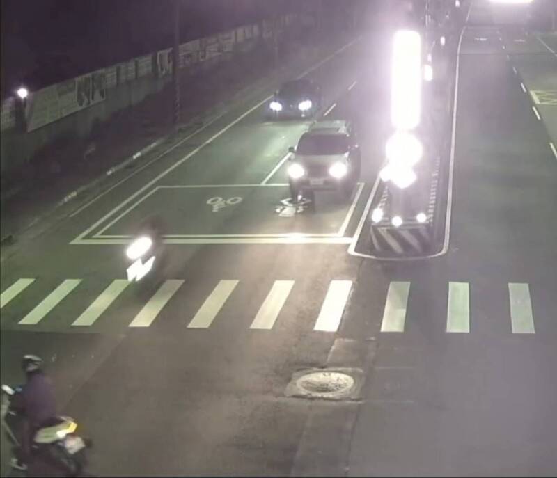 許姓男子騎乘機車疑似違規左轉（左下），遭對向游男（斑馬線上）騎乘的直行機車高速撞上。（記者吳仁捷翻攝）