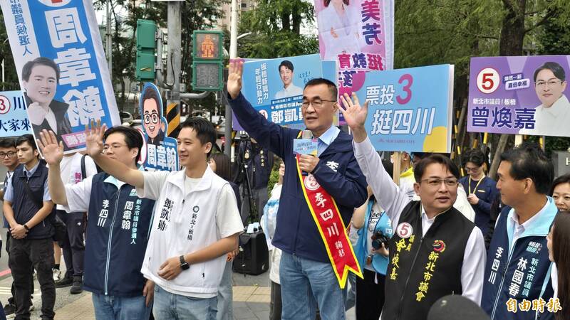 新北藍綠拚人氣 李四川揪侯友宜板橋站路口、同台參香