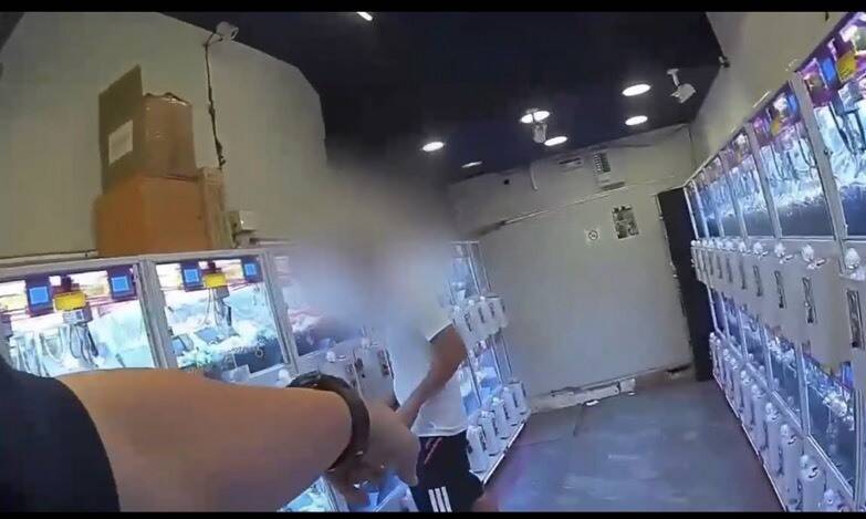 一中商圈娃娃機竊賊太囂張!掏老虎鉗欲攻擊警員 下秒遭辣椒水制伏