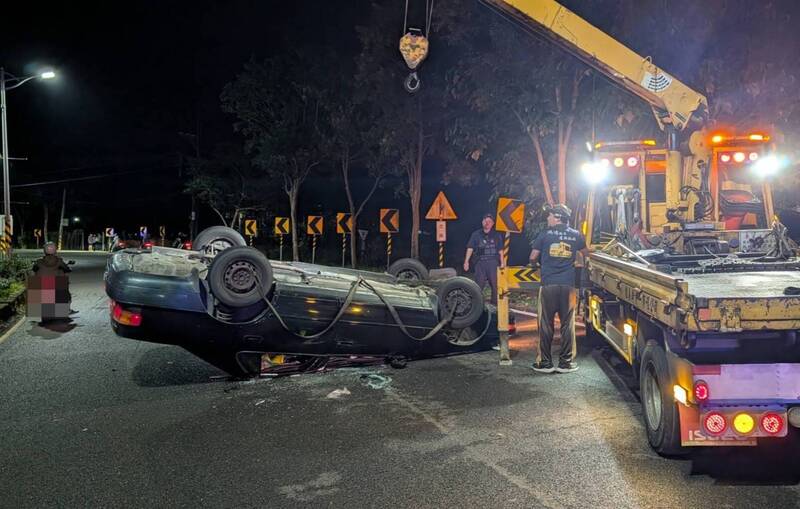 楊男駕車卻翻到對向車道，自稱是為閃狗所致。（警方提供）