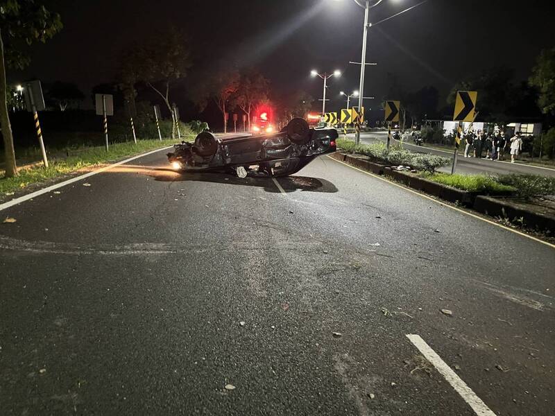 楊男駕車卻翻到對向車道，自稱是為閃狗所致。（警方提供）
