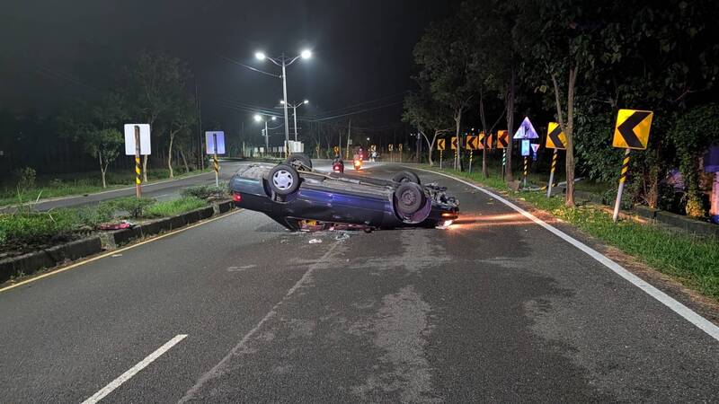 楊男駕車卻翻到對向車道，自稱是為閃狗所致。（警方提供）