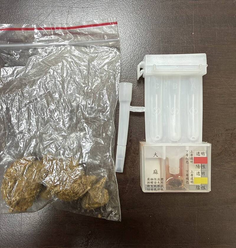 警方意外發現遺失的皮包內有一堆毒品。（記者徐聖倫翻攝）