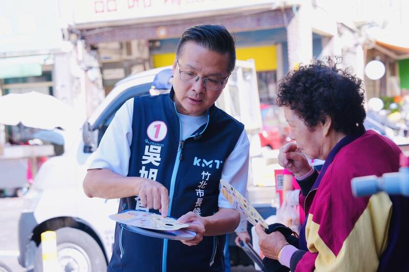 吳旭智赴竹北仁義市場拜票 聽長輩心聲提「搭火車輕旅行」