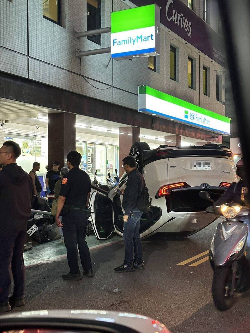 嘉市鬧區7旬翁駕車偏離車道 撞倒對向女騎士、路邊機車後翻覆