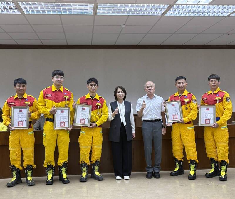 馳援花蓮光復救災有功 屏縣特搜5人獲行政院三等功績獎章