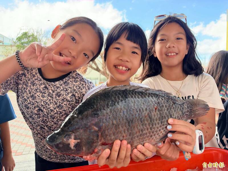 生生有鮮奶不稀奇!屏東學童竟然「班班有活魚」